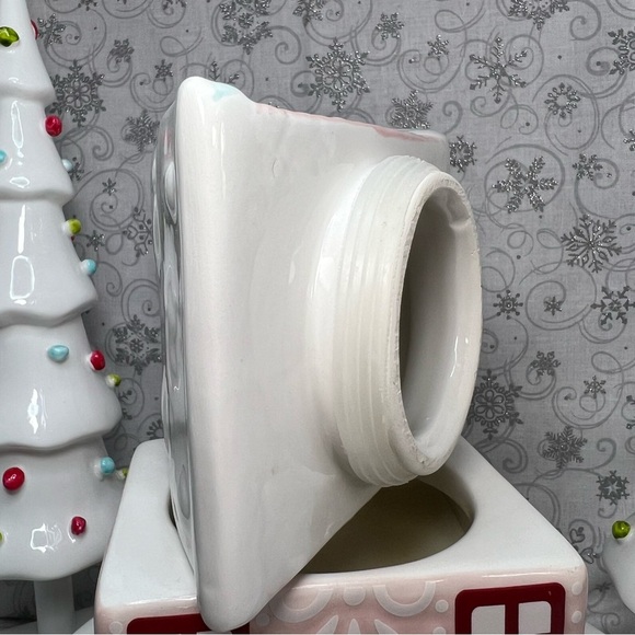 Sand And Fog Pastel Pink Gingerbread Home Ceramic Home Crushed Candy Cane Candle - Picture 7 of 12